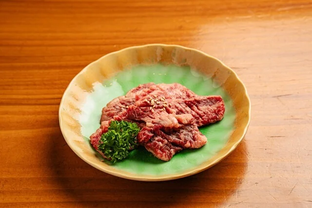 炭火で焼くホルモン