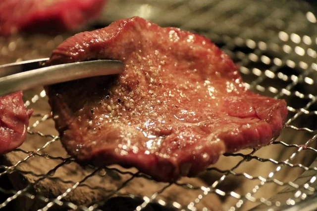 炭火で焼くホルモン