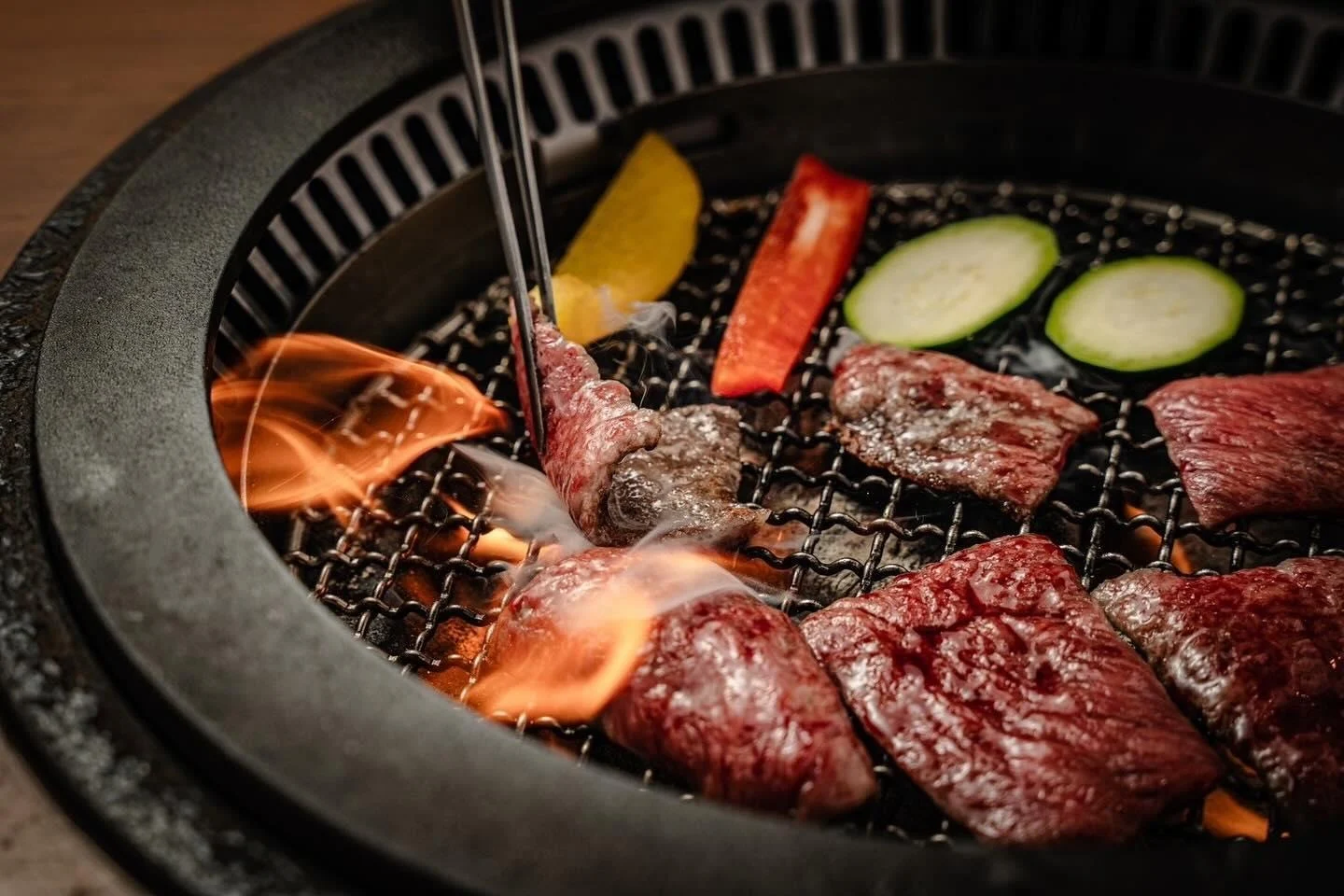 炭火で焼くホルモン