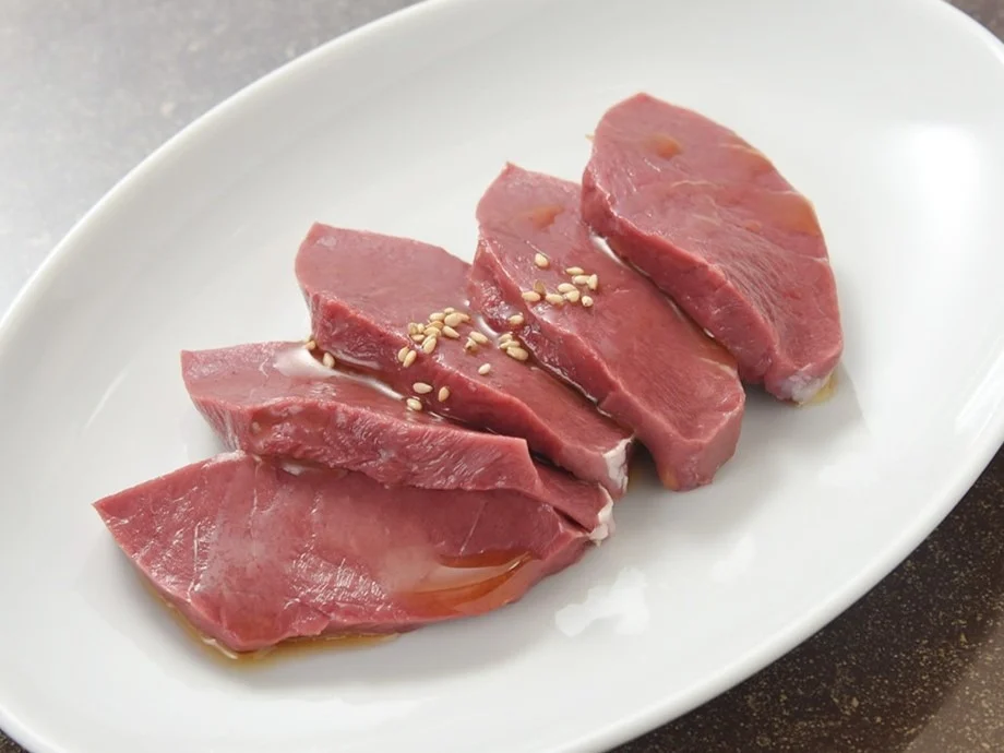 炭火で焼くホルモン