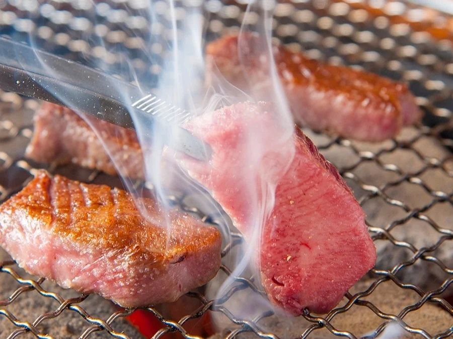炭火で焼くホルモン