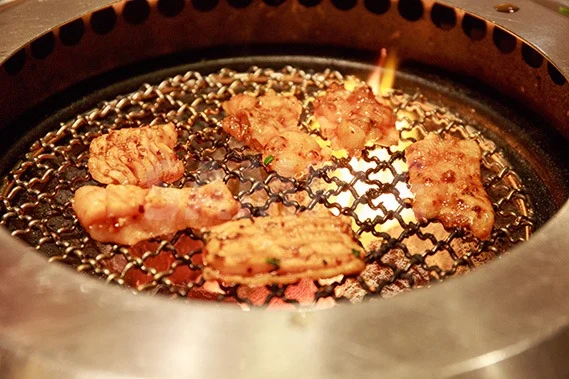 炭火で焼くホルモン